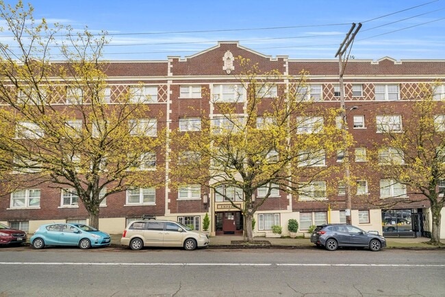 Building Photo - Cozy, updated 4th-floor studio in Nob Hill. Convenient location near all the hot spots
