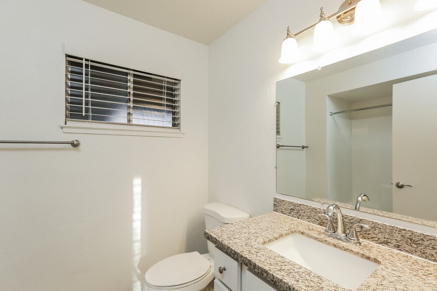 Building Photo - 1635 E Apollo Rd