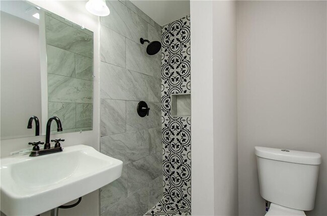 Building Photo - 123 Arnold Pl