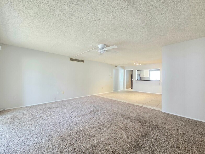 Building Photo - 584 Orange Dr