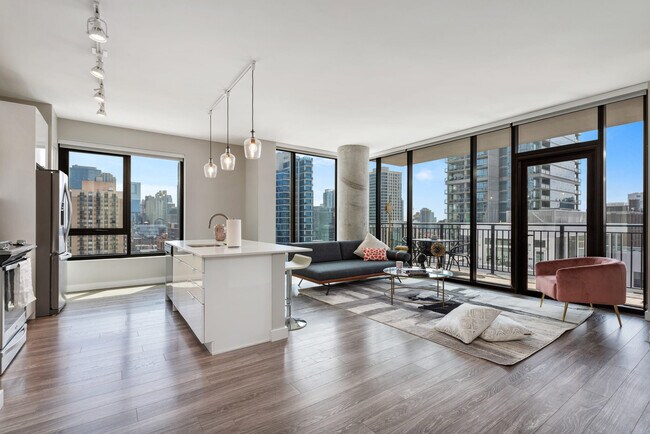Building Photo - 829 N Clark St