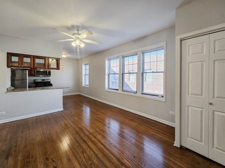 Building Photo - 3711 N Kenmore Ave