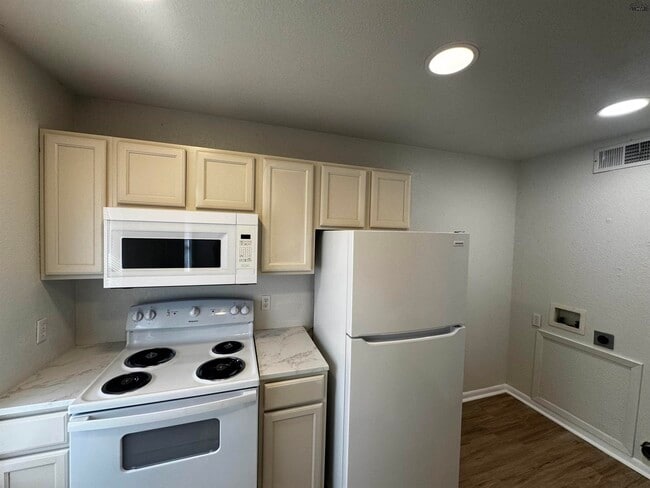 Building Photo - 4621 Johnson Rd