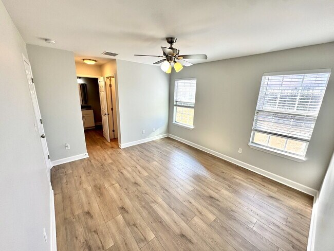 Building Photo - "Charming 2-Bed Oasis with 2 Full Baths in Prime Lynn Haven Location near Mosley High School"