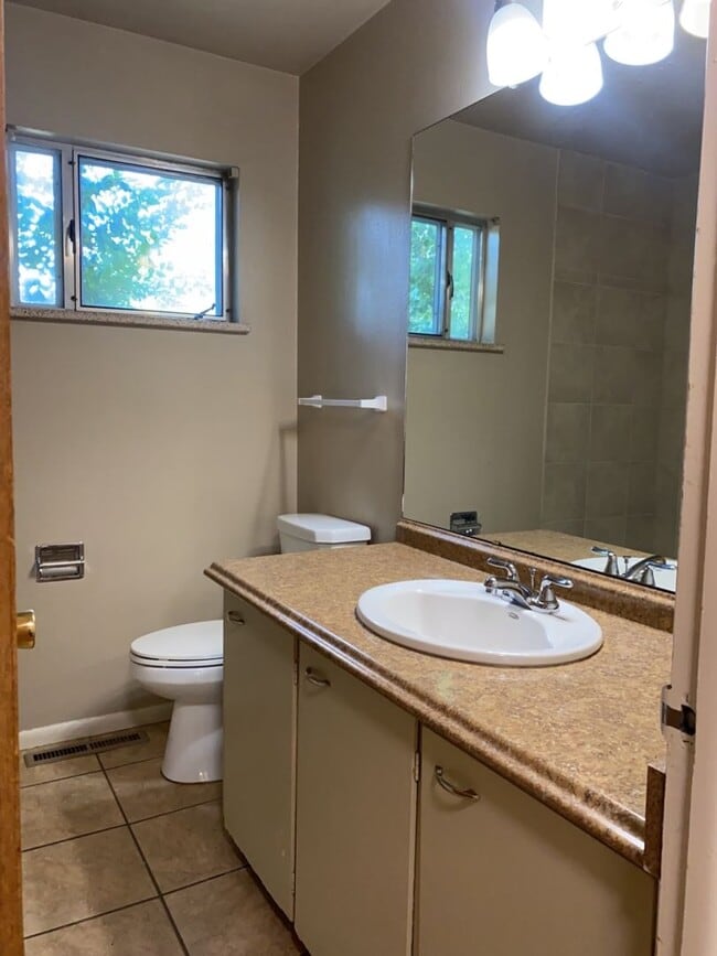 Building Photo - STUDENTS WELCOME! 5 Bed 2 Bath Ranch House w/ Basement