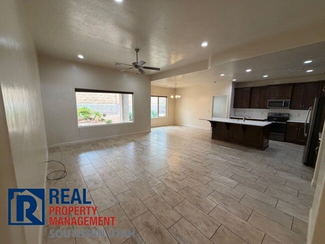 Building Photo - Home in Painted Desert