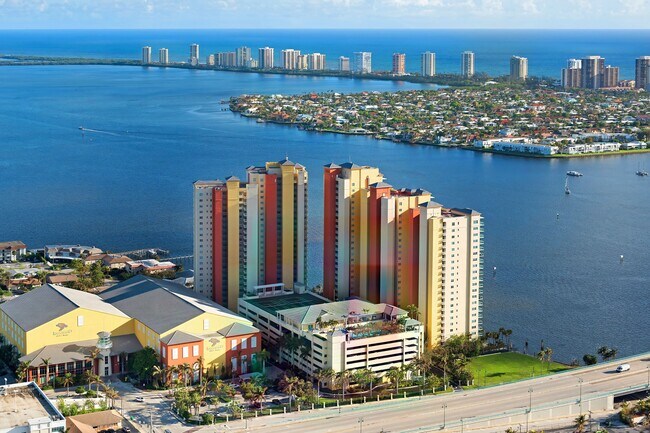 Building Photo - 2650 Lake Shore Dr