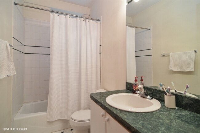 Building Photo - 3117 N Damen Ave