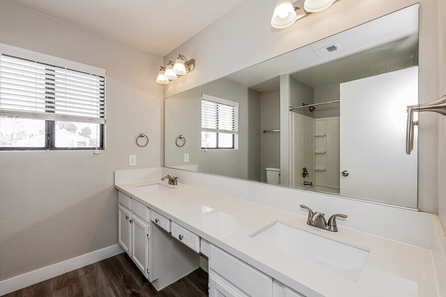 Building Photo - 2010 Waverly Cir