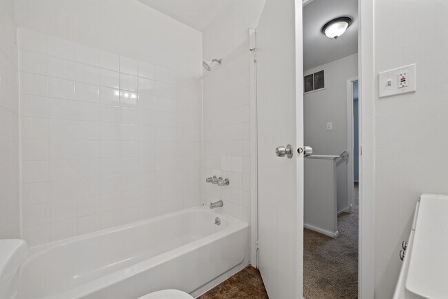 Building Photo - 706 Timber Creek Rd