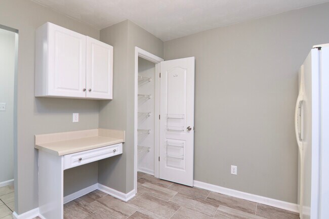 Building Photo - 2204 Lesner Crescent