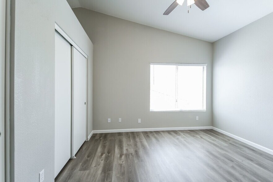 Building Photo - 1750 W Union Hills Dr