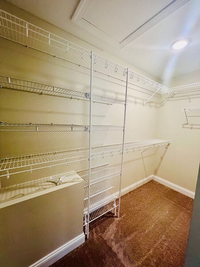 Building Photo - Spacious townhouse for rent in Bluestone H...