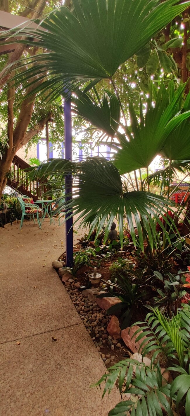 Building Photo - 706 E Stuart St