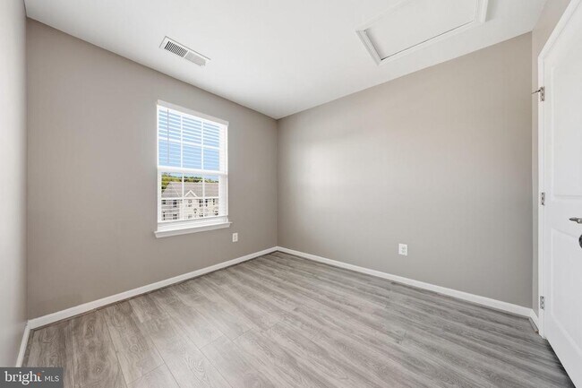 Building Photo - 174 Ontario Dr