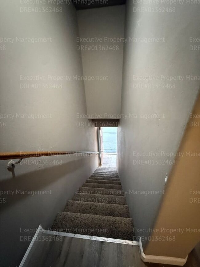 Building Photo - Spacious 3 bedroom, 2.5 bathroom townhome....