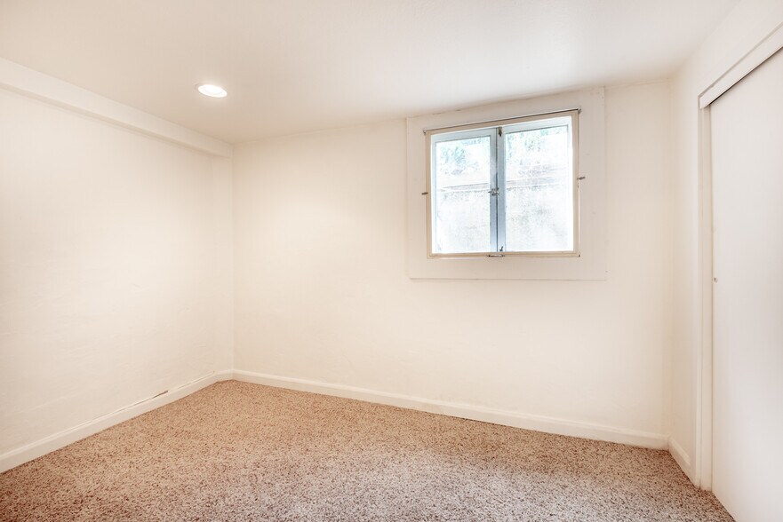 Building Photo - 2306 SE Caruthers St