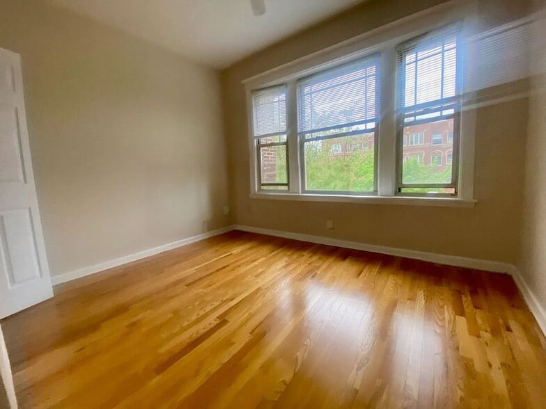 Building Photo - 7505 N Greenview Ave