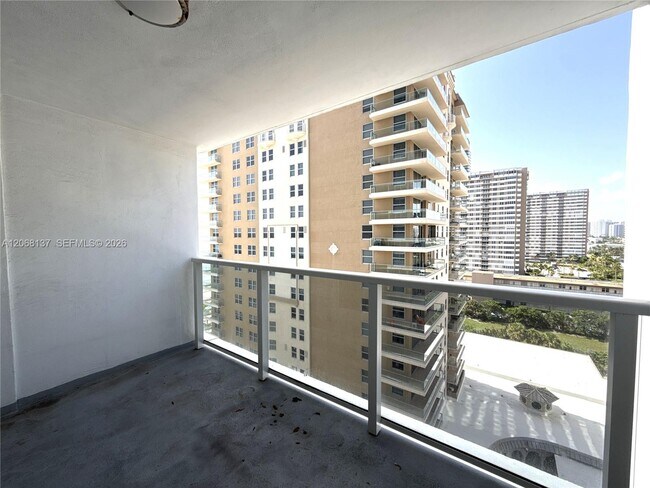 Building Photo - 1904 S Ocean Dr