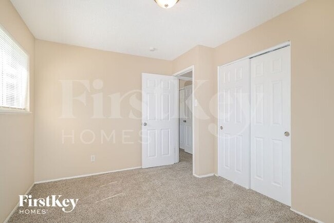 Building Photo - 580 Moule Dr