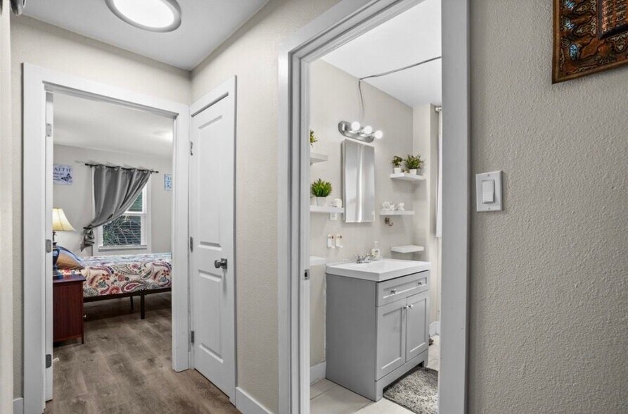 Building Photo - 80 Loma Vista Way