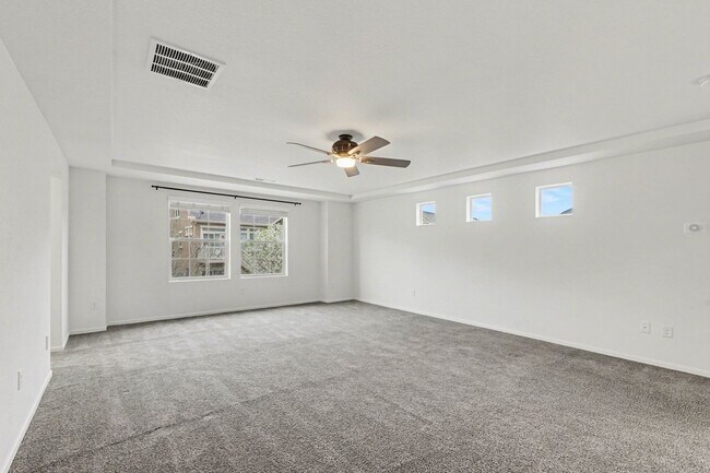 Building Photo - Stunning 4bed/3bath Oakwood Model Home in Erie