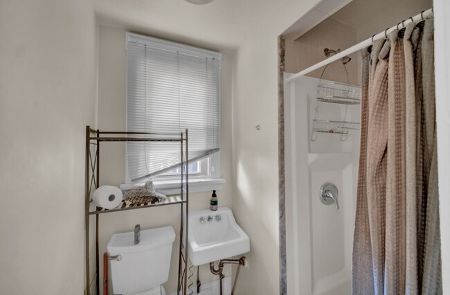 Building Photo - 807 Foster St