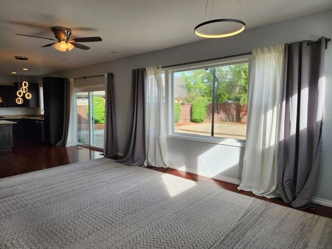 Building Photo - Stunning Regency Estates Home