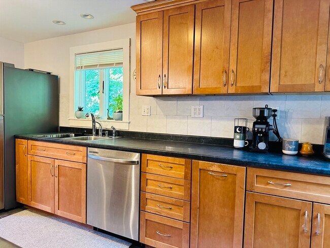 Building Photo - 20 Rockview Rd