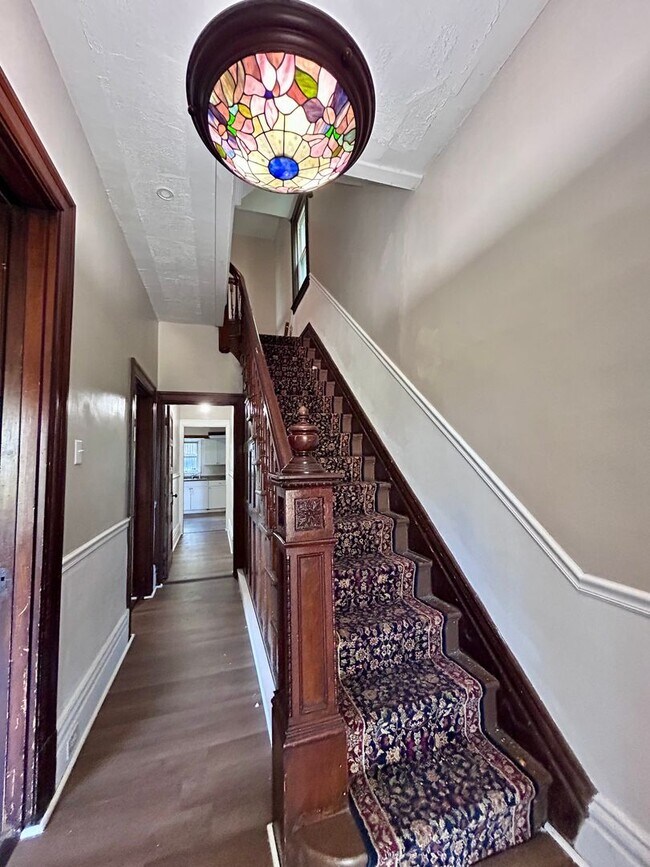 Building Photo - Large 4 Bedroom 1 Bathroom House (Marshall...