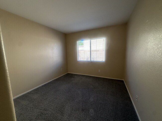 Building Photo - Rare single-level home offers 5 bedrooms and a versatile floor plan designed for comfortable living