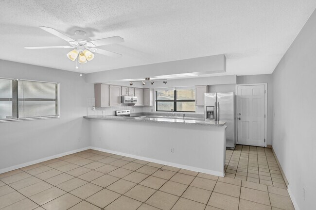 Building Photo - 208 Hopkins St