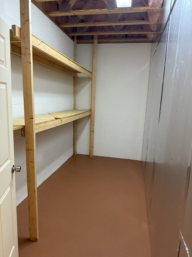 Building Photo - 421 Amberland Ln