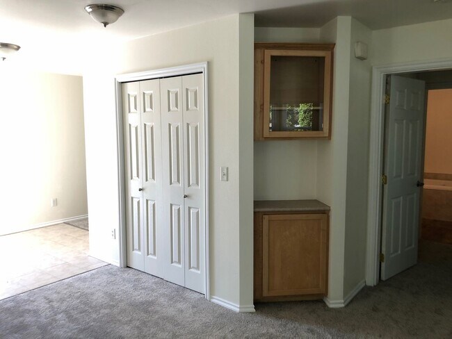 Building Photo - Walnut Grove 2 Bedroom, 2 Bath Condominium