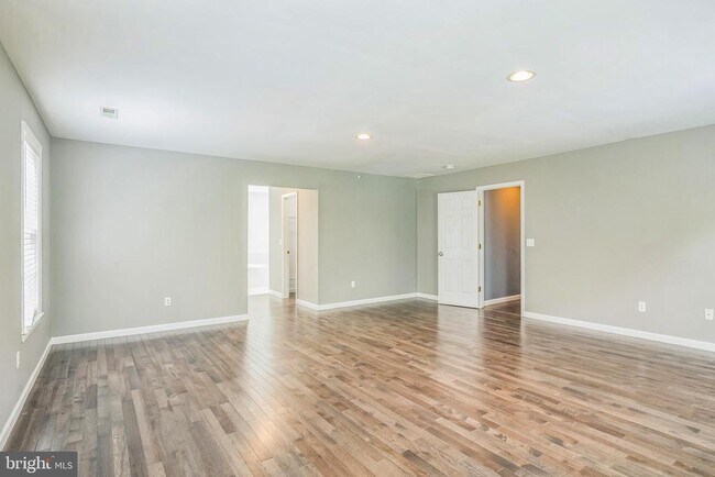 Building Photo - 3003 Mediterranean Dr