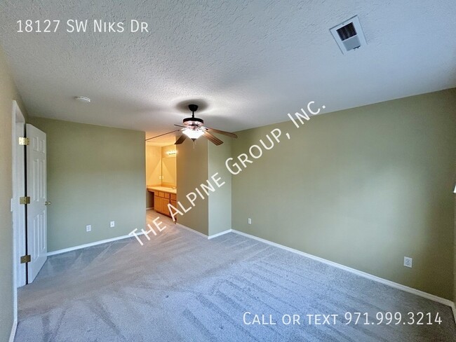 Building Photo - 3 Bedroom with Fenced Yard!