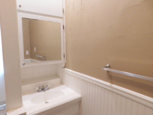 Building Photo - Spacious 3 bedroom/1 bath home in El Dorado!