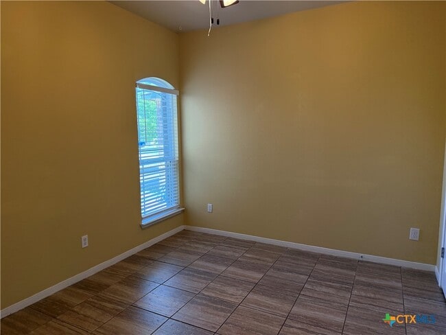 Building Photo - 409 Cross Dr.