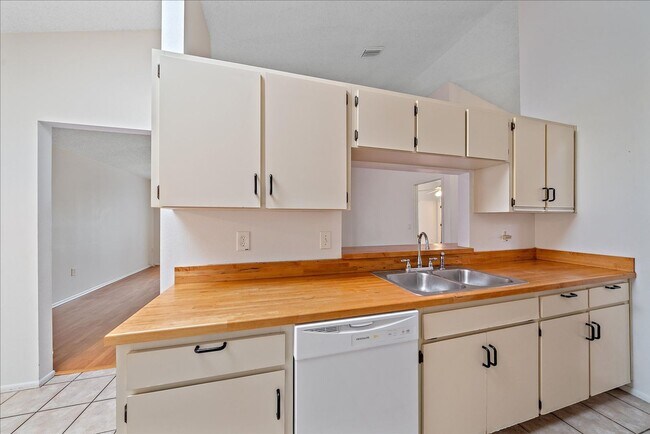 Building Photo - Annual 3 bed 2 bath house with a garage av...