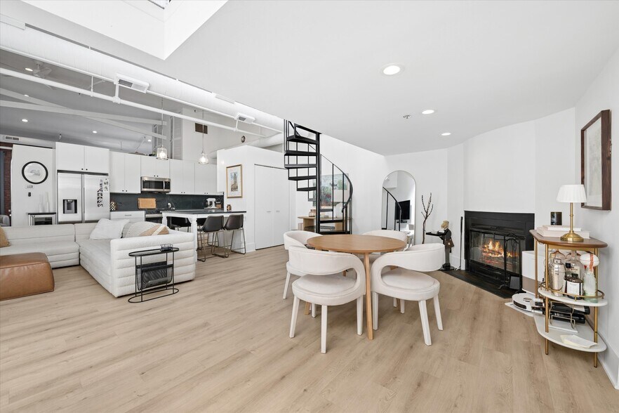 Building Photo - 1000 W Diversey Pky