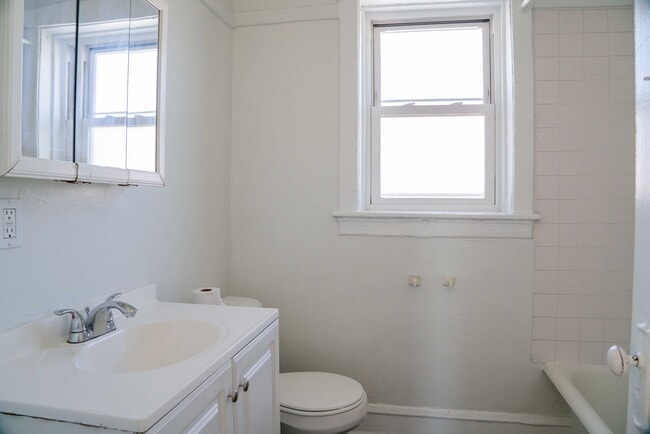 Building Photo - Albany Park - 1 Bed / 1 Bath - Dog Friendly!