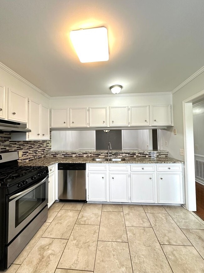 Building Photo - 3 BR 2 1/2 BA Townhome with Community Pool
