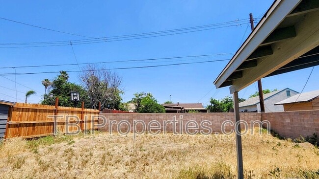 Building Photo - 934 N Florence Ave