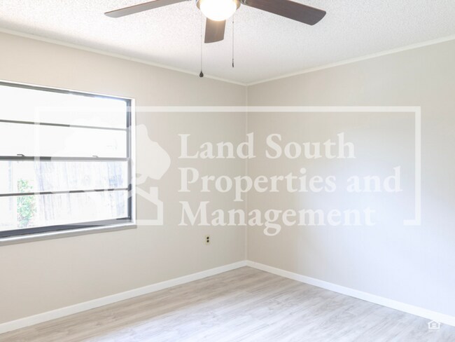 Building Photo - 2190 Belaire Dr