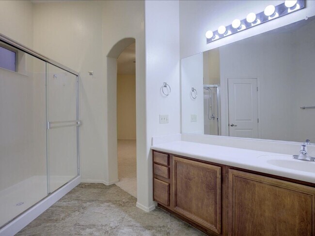 Building Photo - 3 Bedroom 2 Bathroom + Den   Gated Communi...