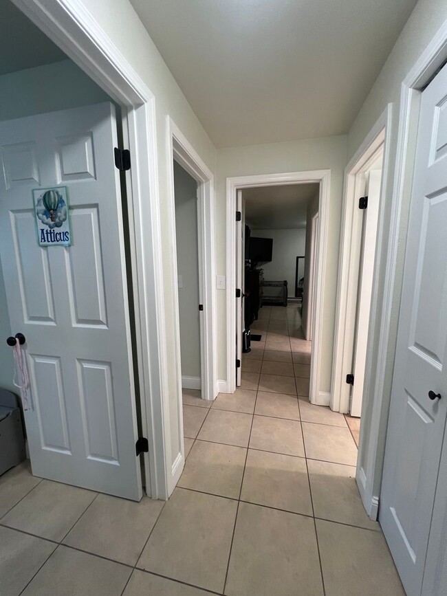 Building Photo - Welcome to Renton Ridge, 3 bed 2 bath with...