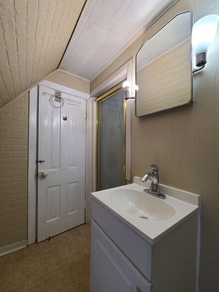 Building Photo - 621 State St