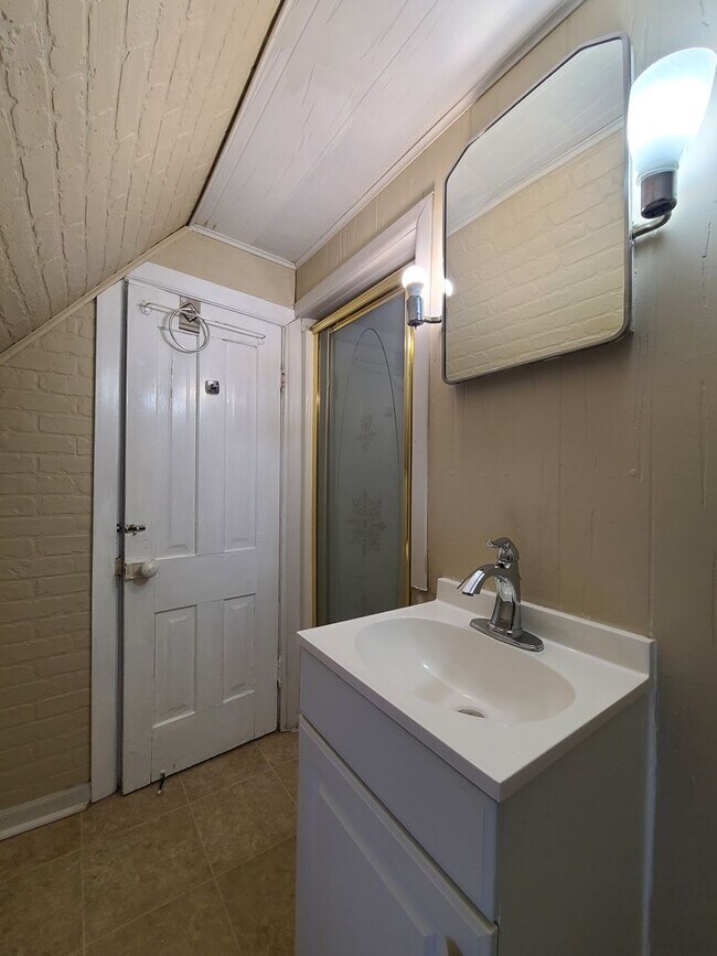 Building Photo - 621 State St