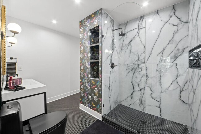 Building Photo - 2062 Hyacinth Rd