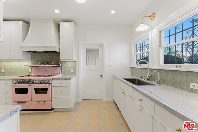 Building Photo - 125 N Orange Dr